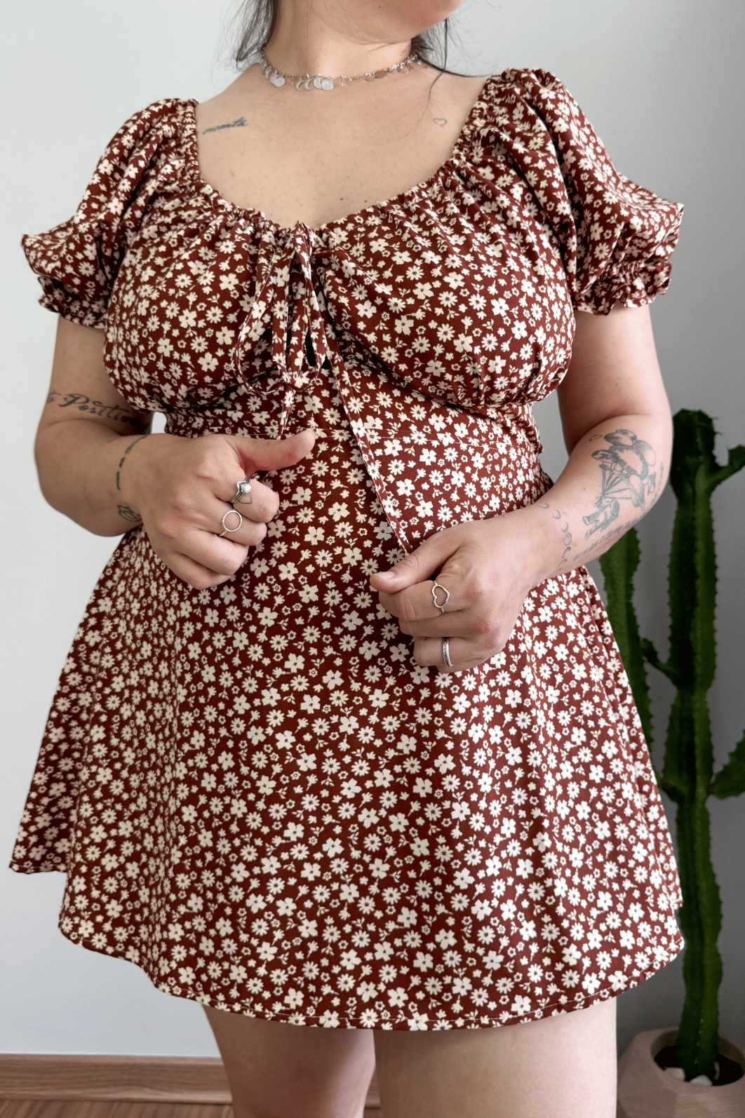 Macaquinho dress marrom estampa floral