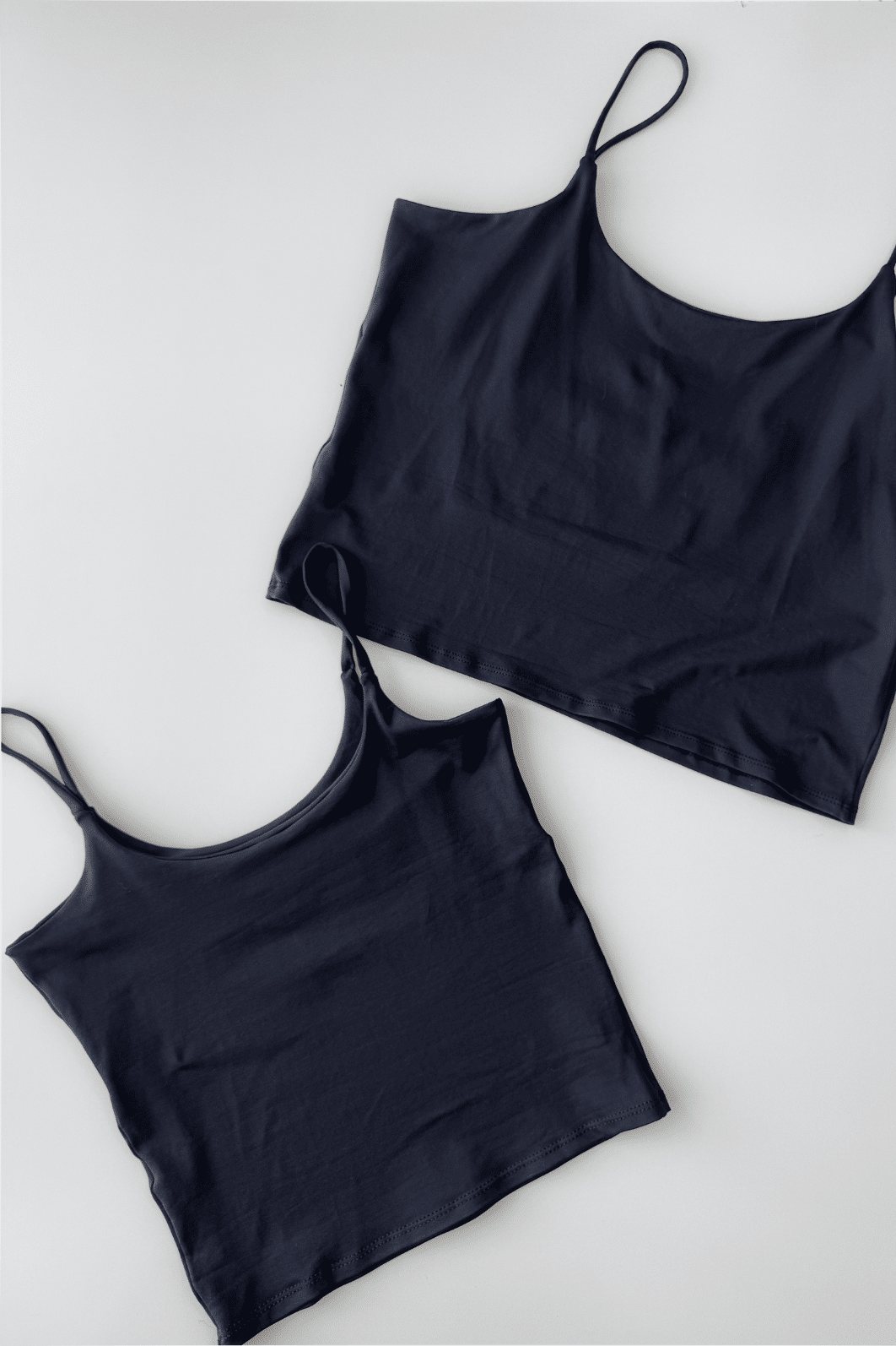 Blusa cropped com alça fina preta Blusa cropped com alça fina preta