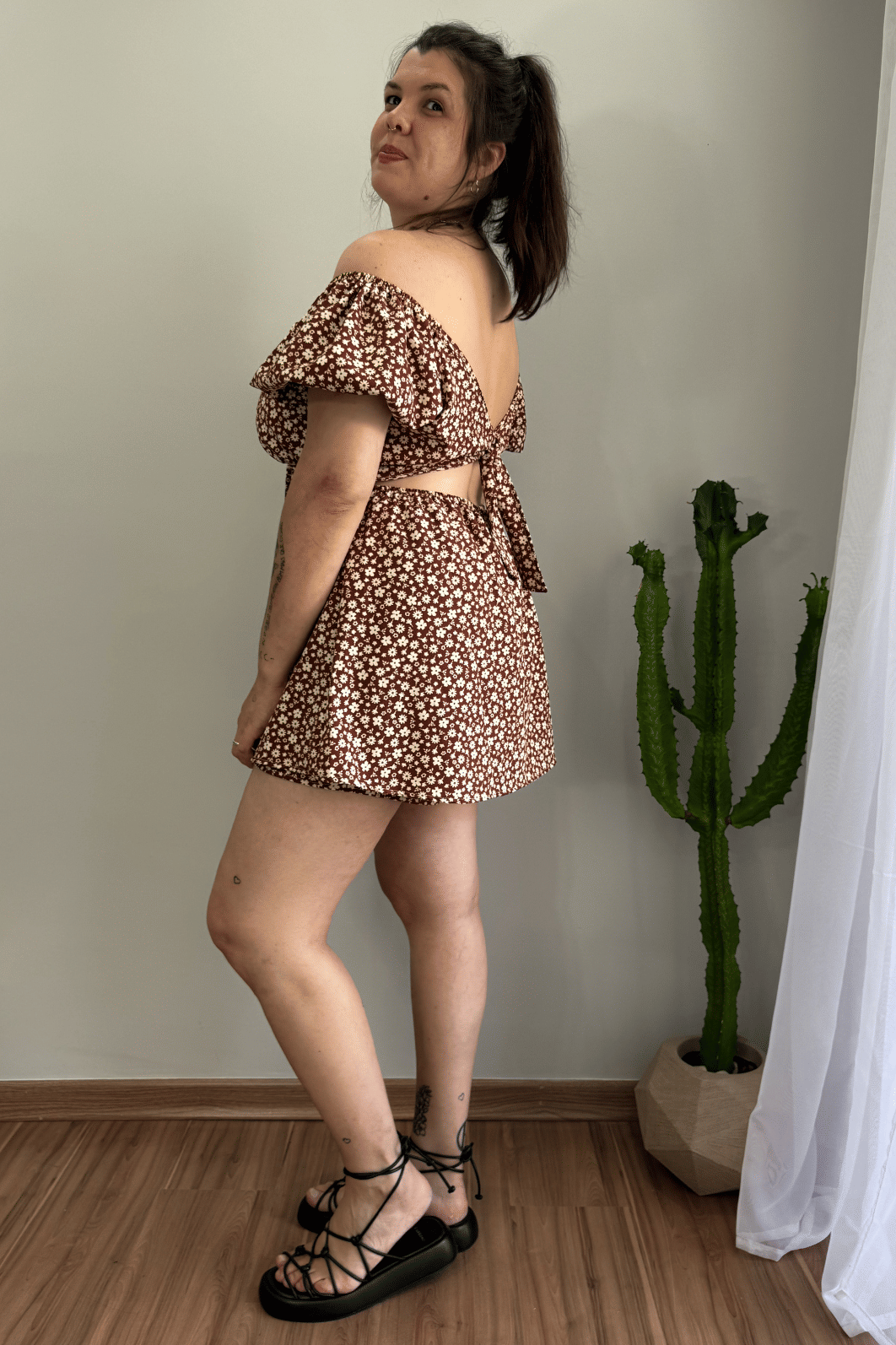 Macaquinho dress marrom estampa floral