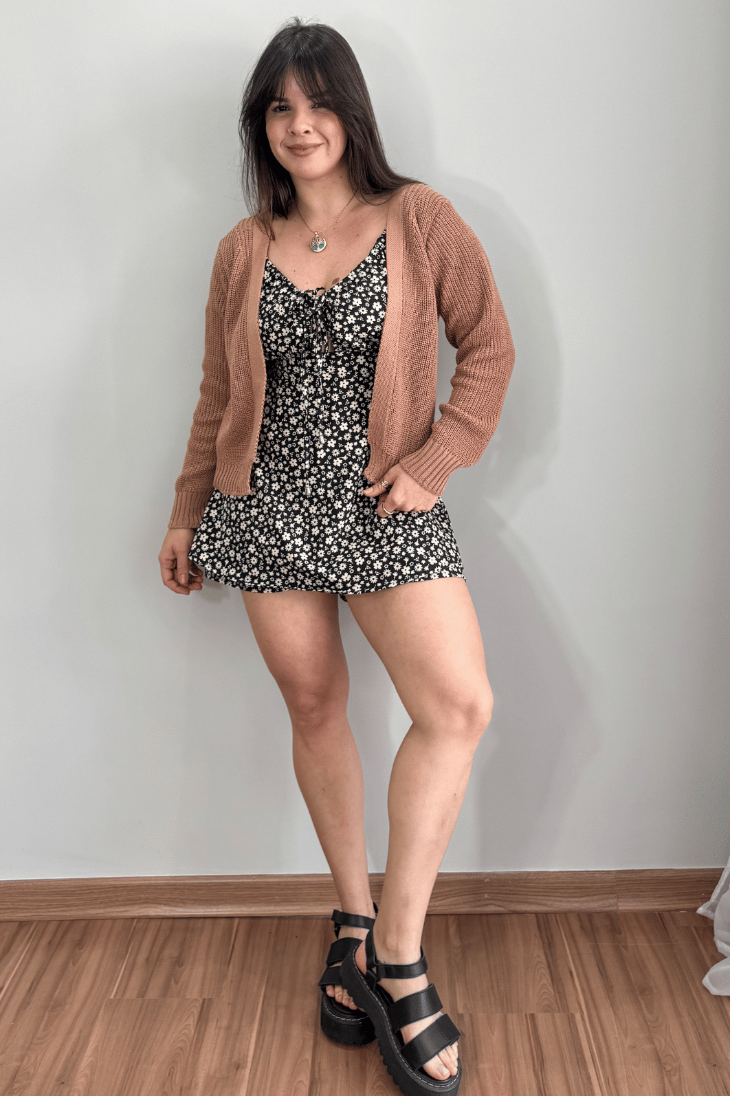 Cardigan curto em tricô bege Cardigan curto em tricô bege