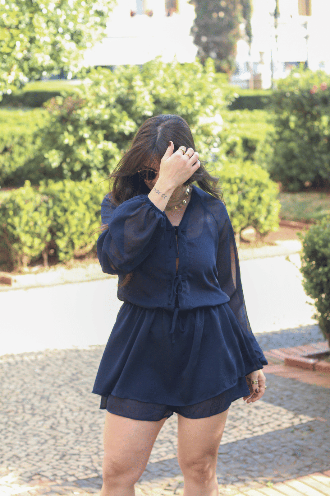 Macaquinho vestido com manga longa em chiffon azul Macaquinho vestido com manga longa em chiffon azul