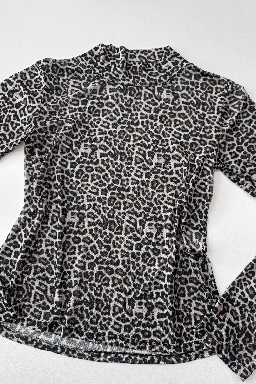 Blusa de tule animal print onça Blusa de tule animal print onça