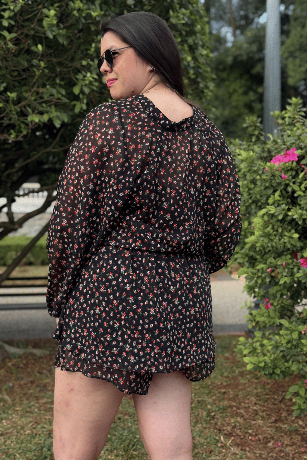 Macaquinho vestido com manga longa em chiffon preto floral