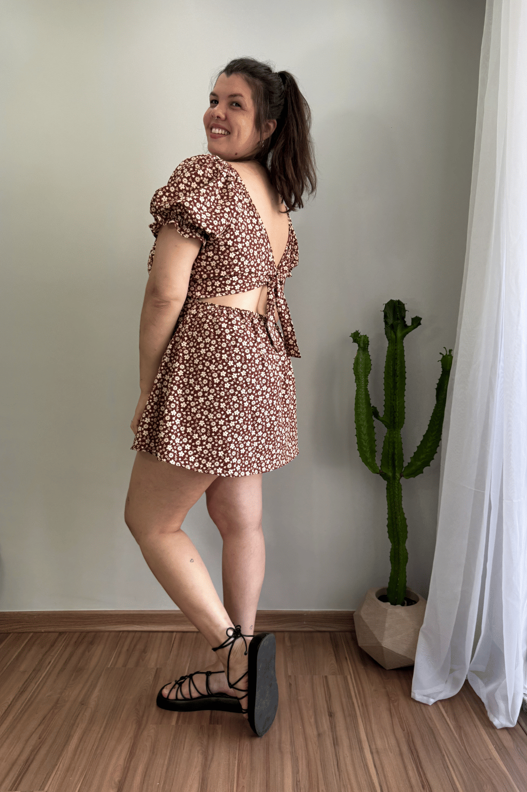 Macaquinho dress marrom estampa floral