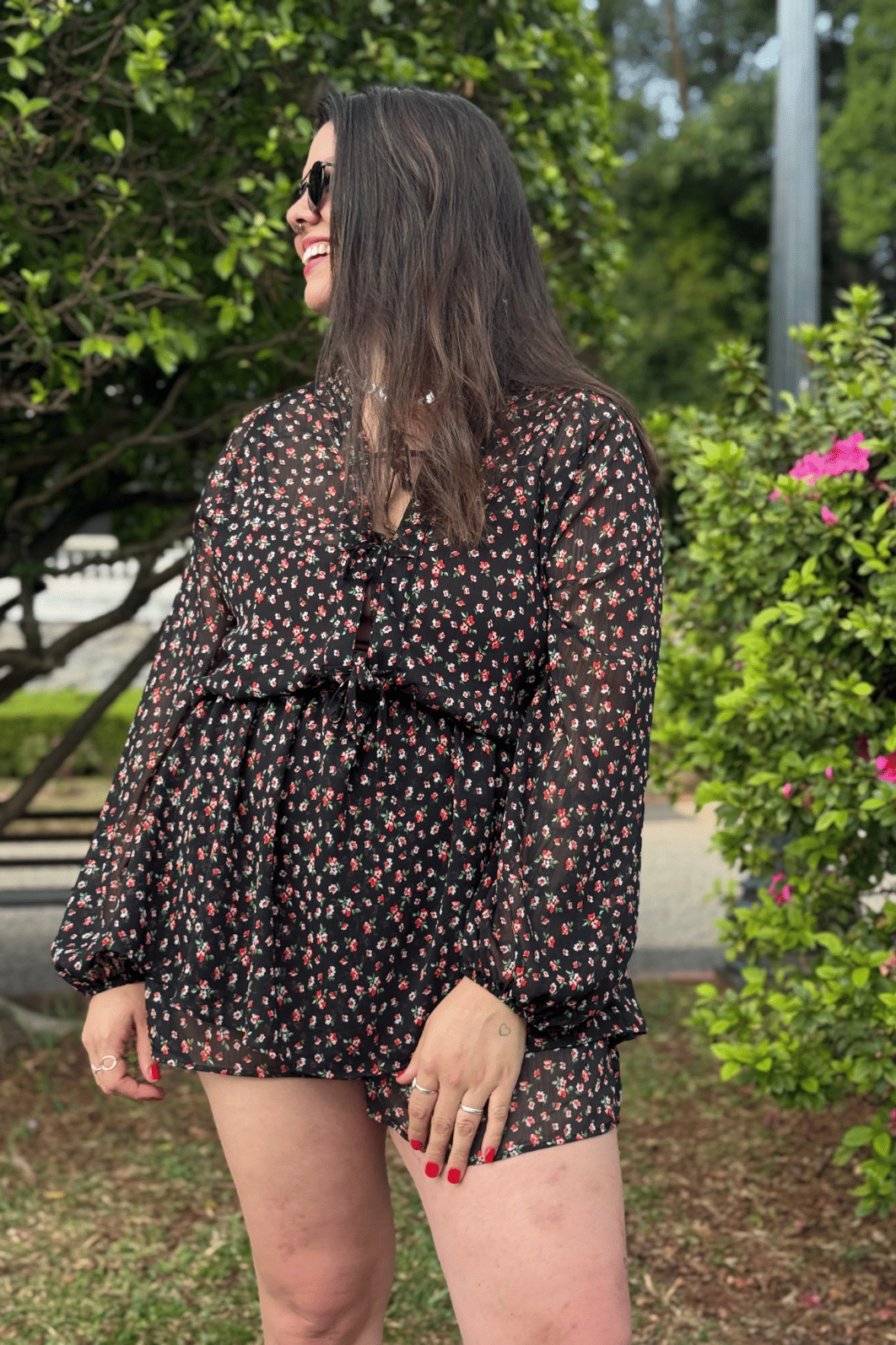 Macaquinho vestido com manga longa em chiffon preto floral
