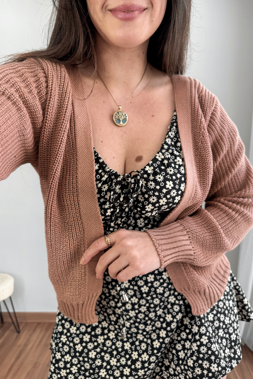 Cardigan curto em tricô bege Cardigan curto em tricô bege