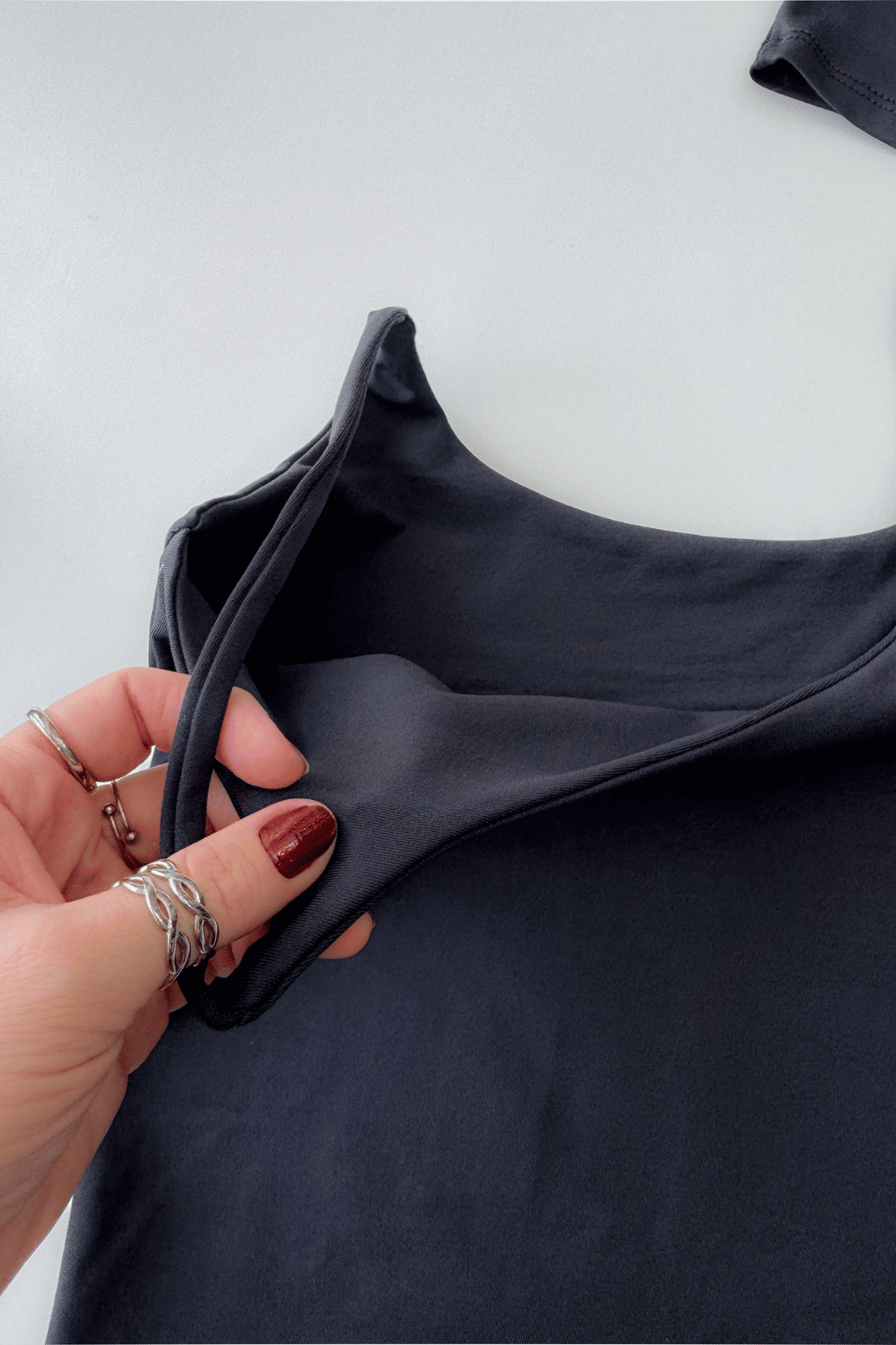 Blusa cropped com alça fina preta Blusa cropped com alça fina preta