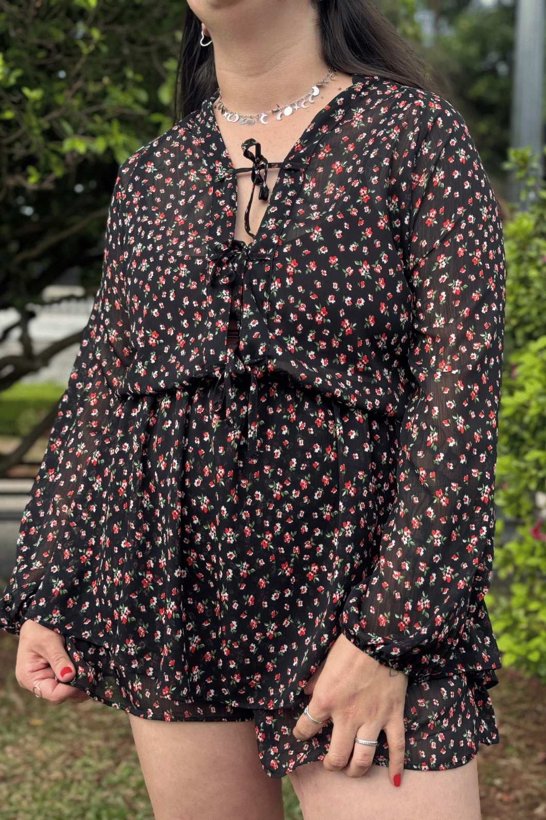 Macaquinho vestido com manga longa em chiffon preto floral