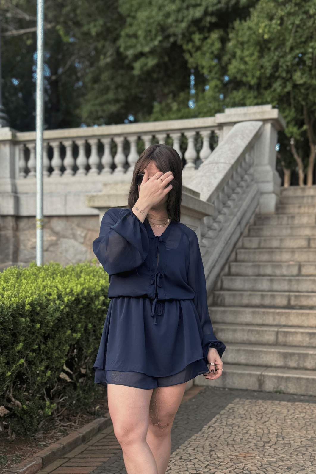 Macaquinho vestido com manga longa em chiffon azul Macaquinho vestido com manga longa em chiffon azul