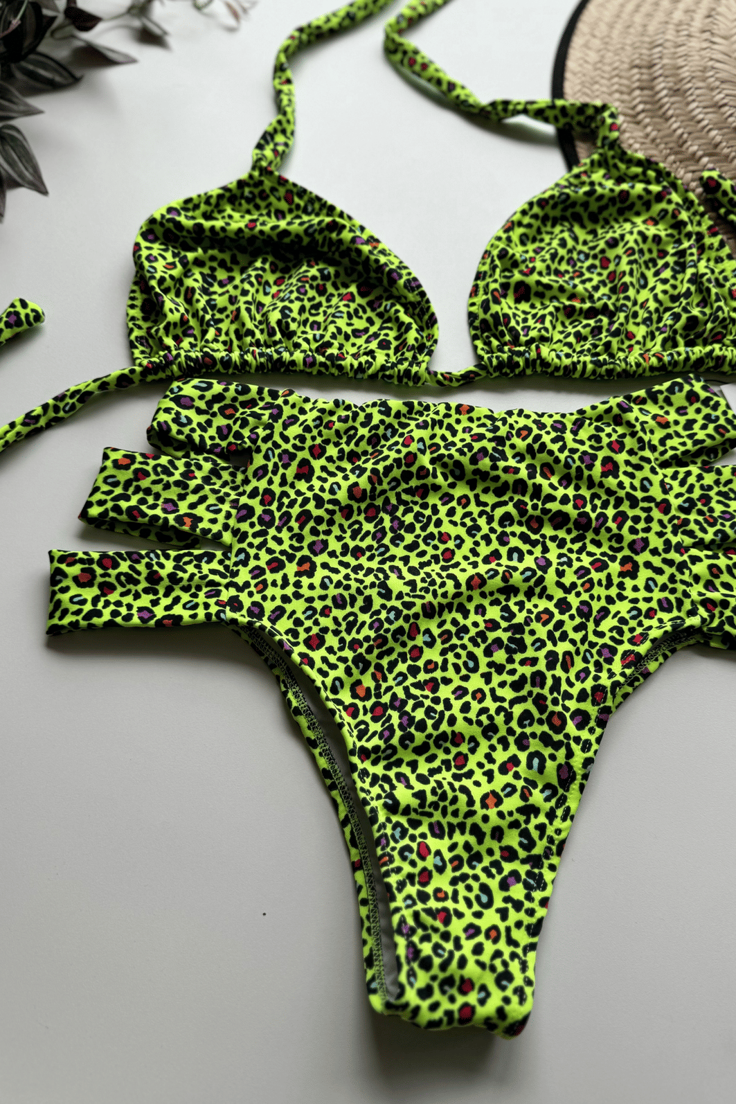 Biquíni Plus Size Recortes na Cintura Neon Biquíni Plus Size Recortes na Cintura Neon