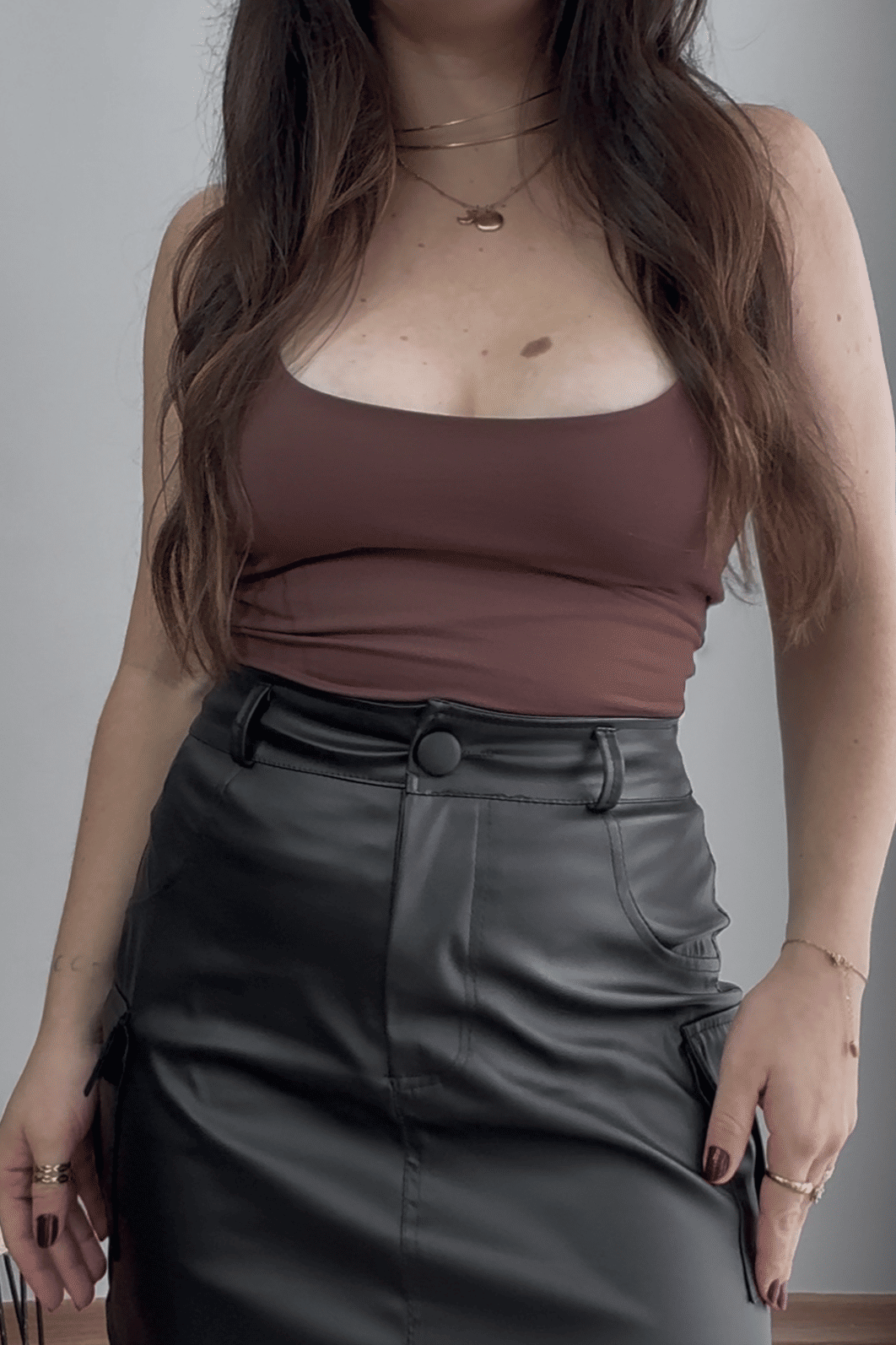 Blusa cropped com alça fina marrom Blusa cropped com alça fina marrom