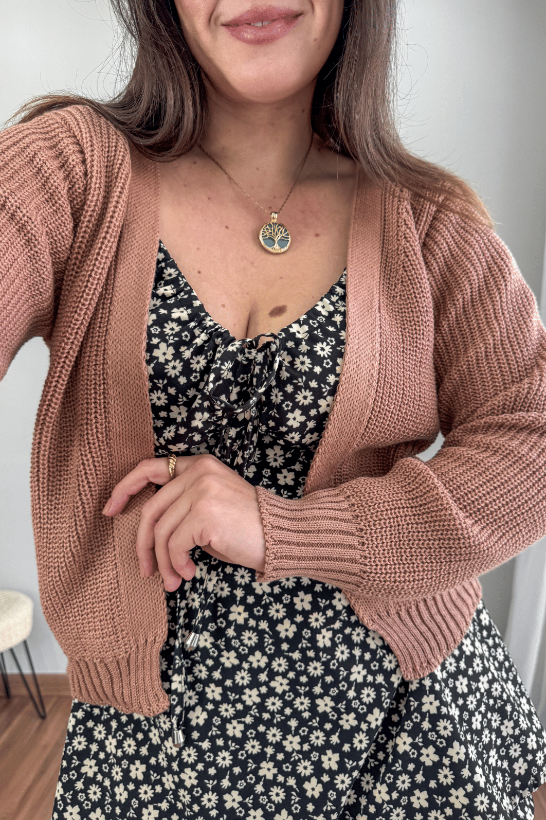 Cardigan curto em tricô bege Cardigan curto em tricô bege