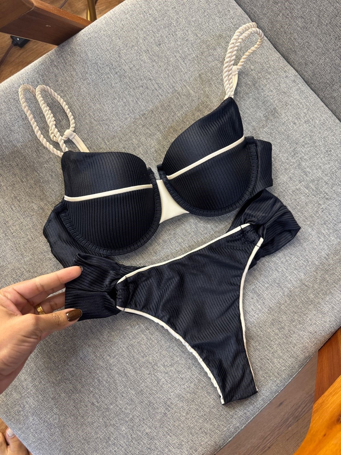 Aro Melissa com Borboleta Lily Fio Duplo - Preto/Off White Aro Melissa com Borboleta Lily Fio Duplo - Preto/Off White