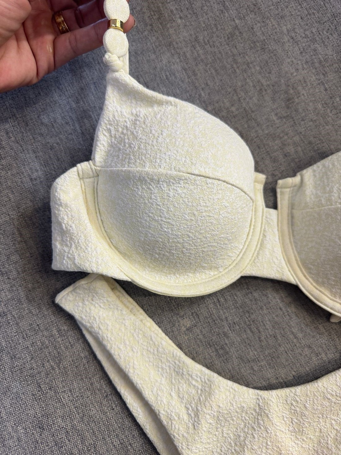 Aro Sofie com Asa Delta Fio Duplo - Manteiga Aro Sofie com Asa Delta Fio Duplo - Manteiga