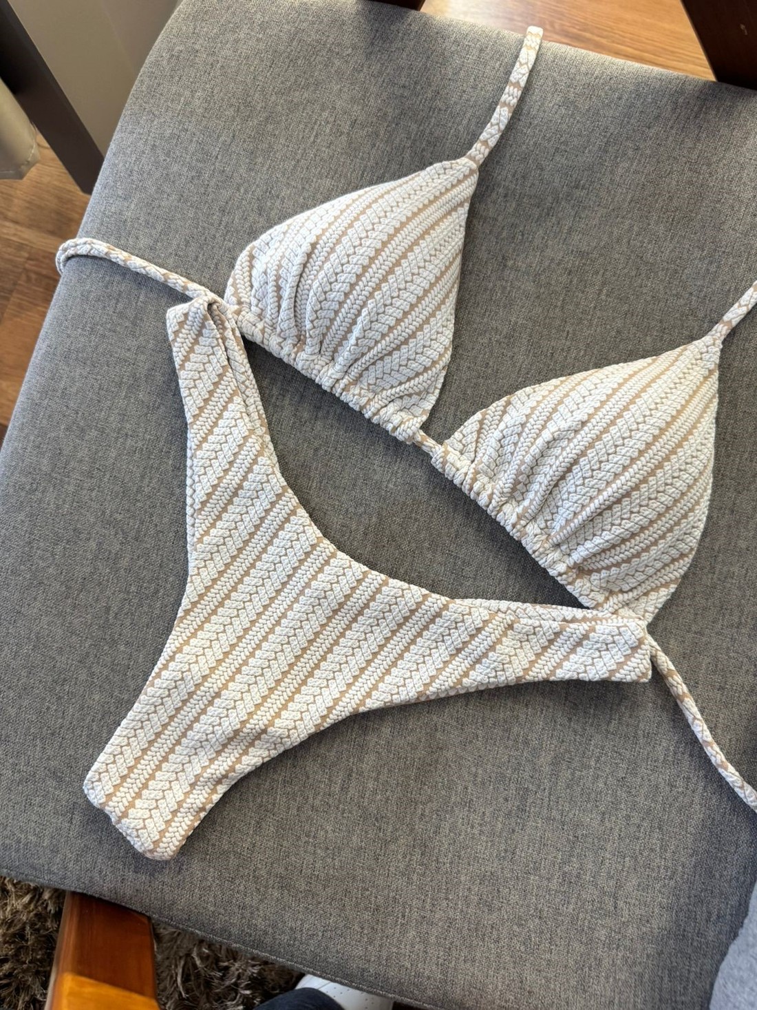 Cortininha com Asa Delta Crochete - Bege Natural Cortininha com Asa Delta Crochete - Bege Natural