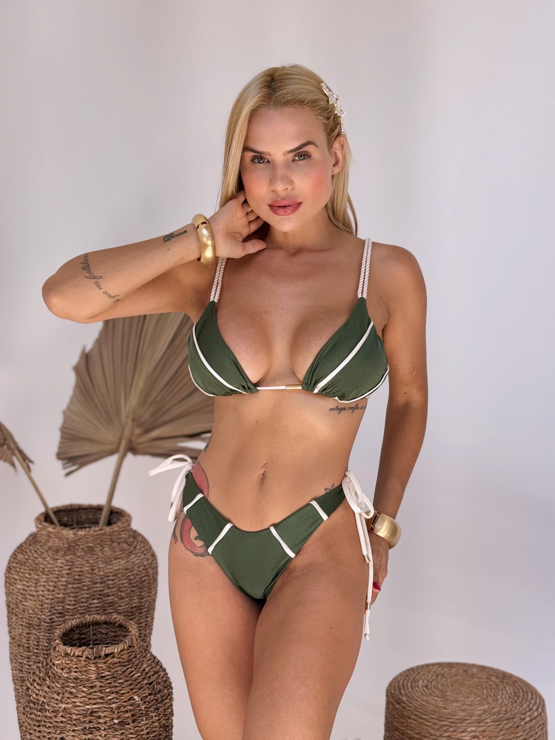 Cortininha com Asa Delta Regulável Recortes - Verde/Off White