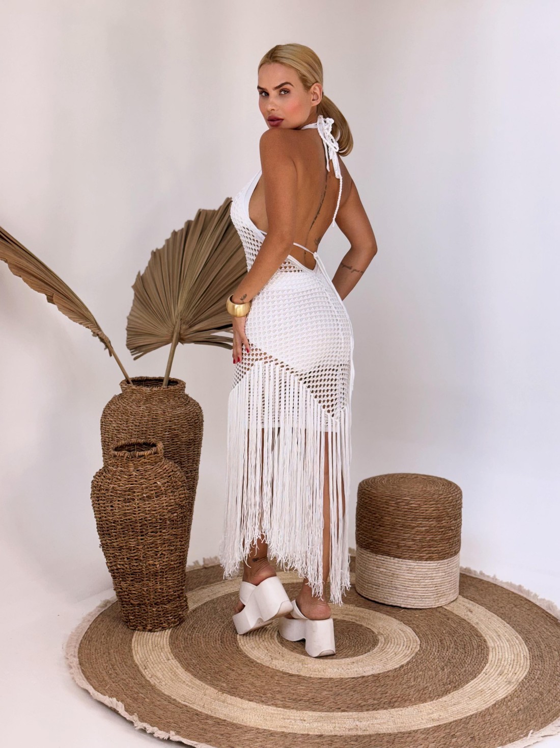 Vestido Costa Aberta Amarração no Pescoço e Franja Tricô - Branco Vestido Costa Aberta Amarração no Pescoço e Franja Tricô - Branco