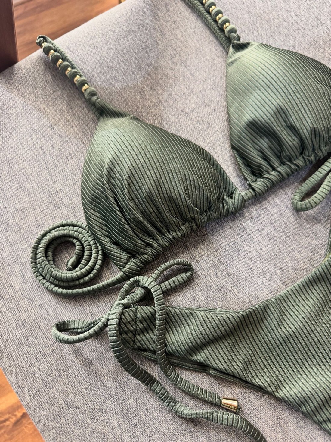 Cortininha Laura com asa delta regulável (Croco)