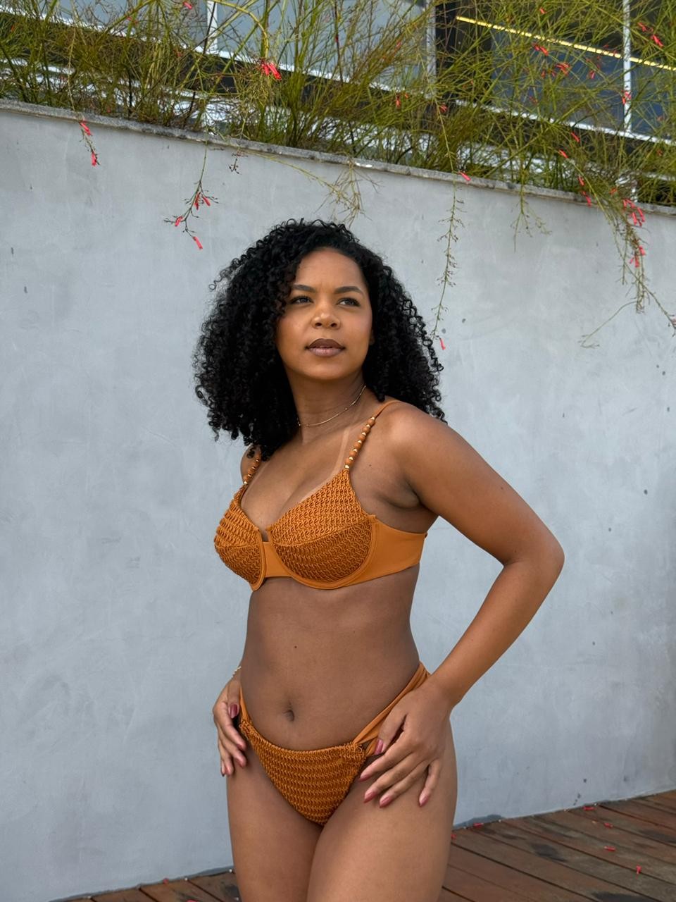 Scarllet com Borboleta Lily - Caramelo