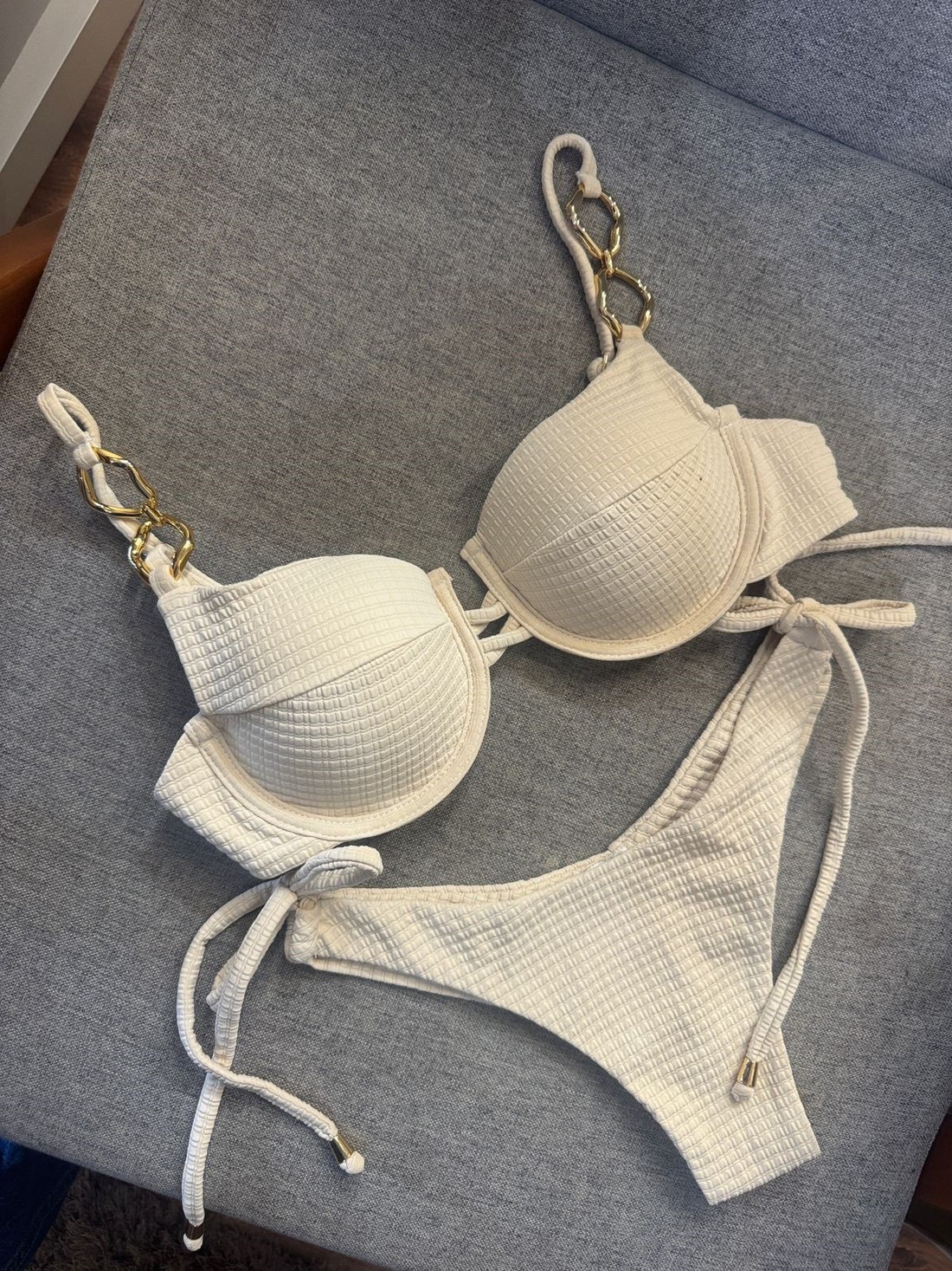 Aro Retrô July com Asa Delta - Off White