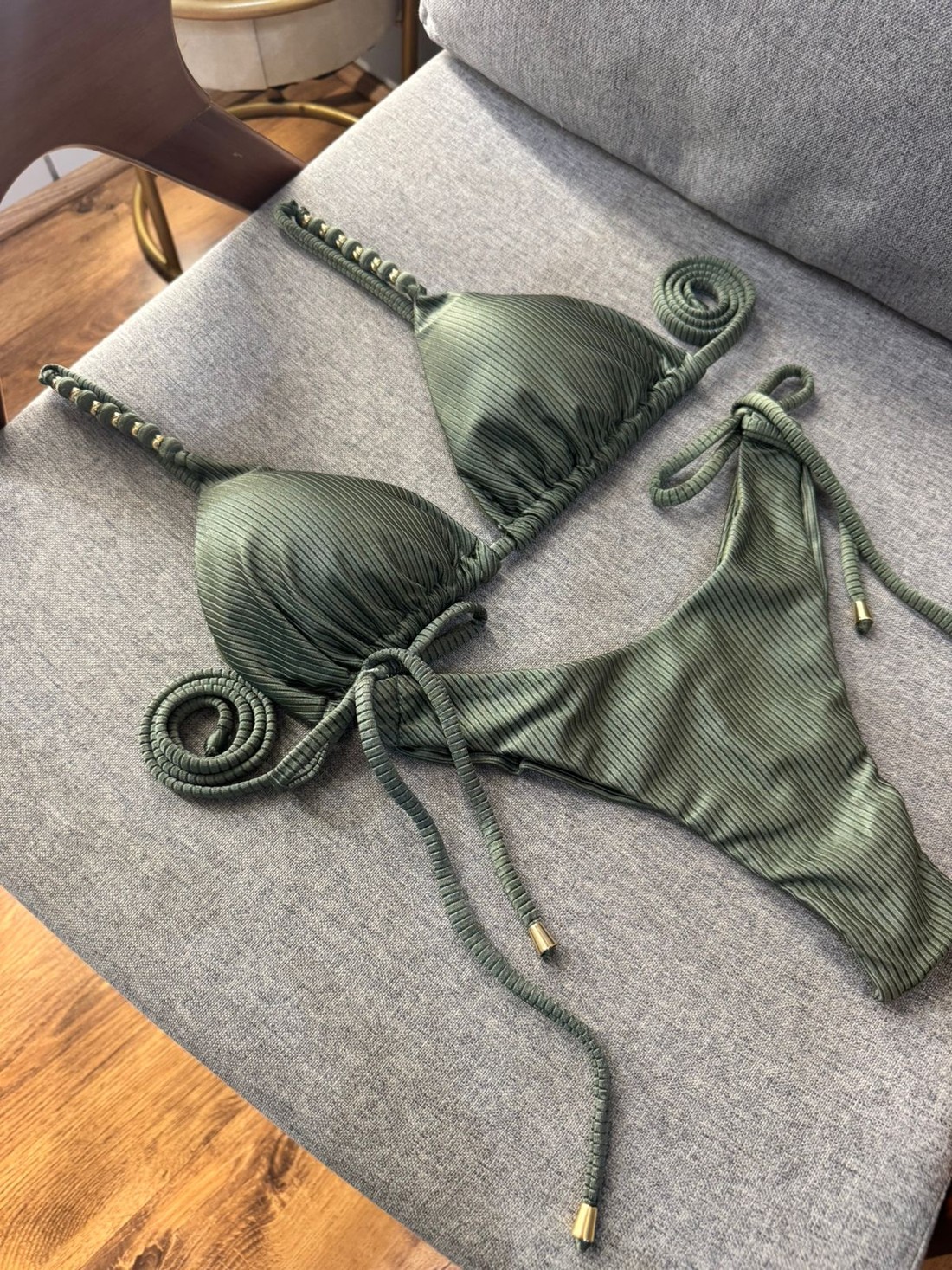 Cortininha Laura com asa delta regulável (Croco)