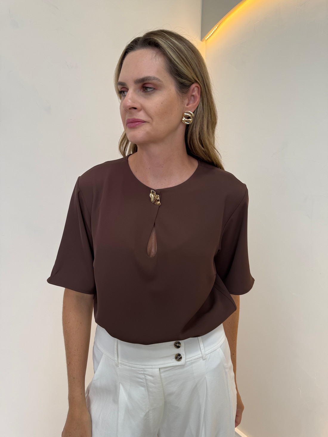 Blusa com Decote em Crepe Laura Blusa com Decote em Crepe Laura