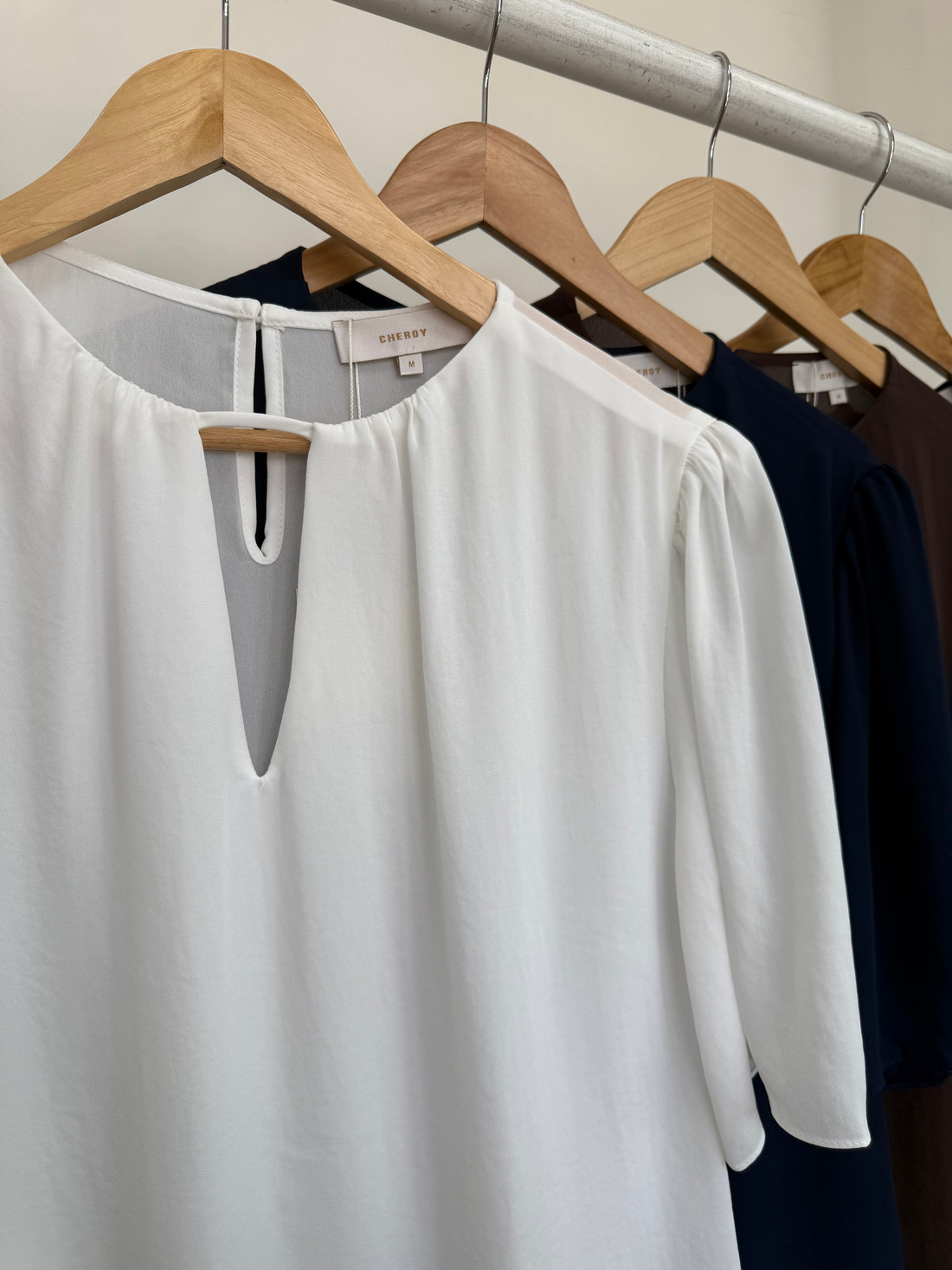 Blusa com Decote V em Crepe Diana Blusa com Decote V em Crepe Diana