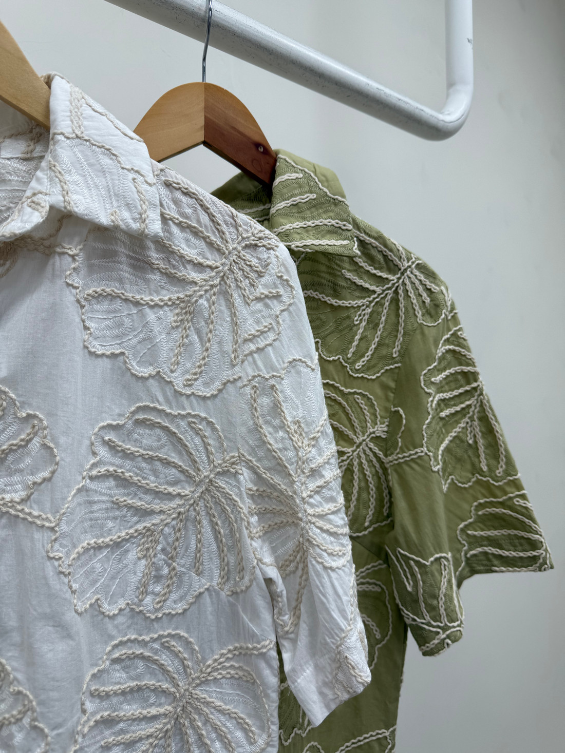 Camisa com Bordado Iris