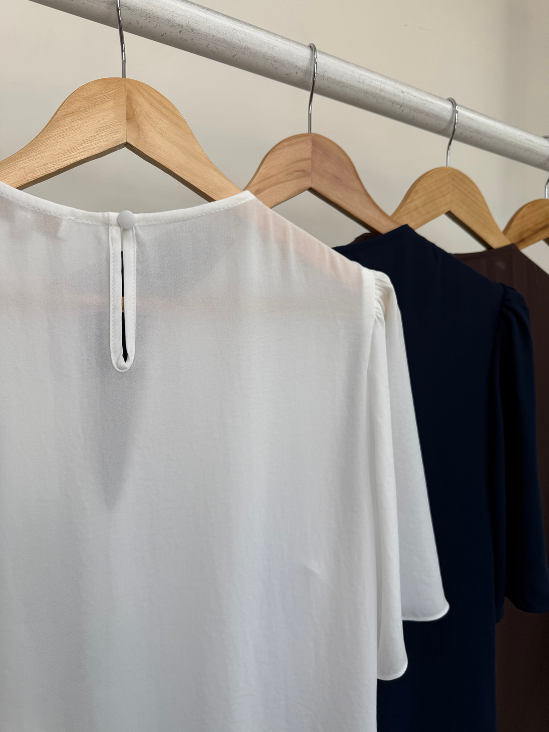 Blusa com Decote V em Crepe Diana Blusa com Decote V em Crepe Diana