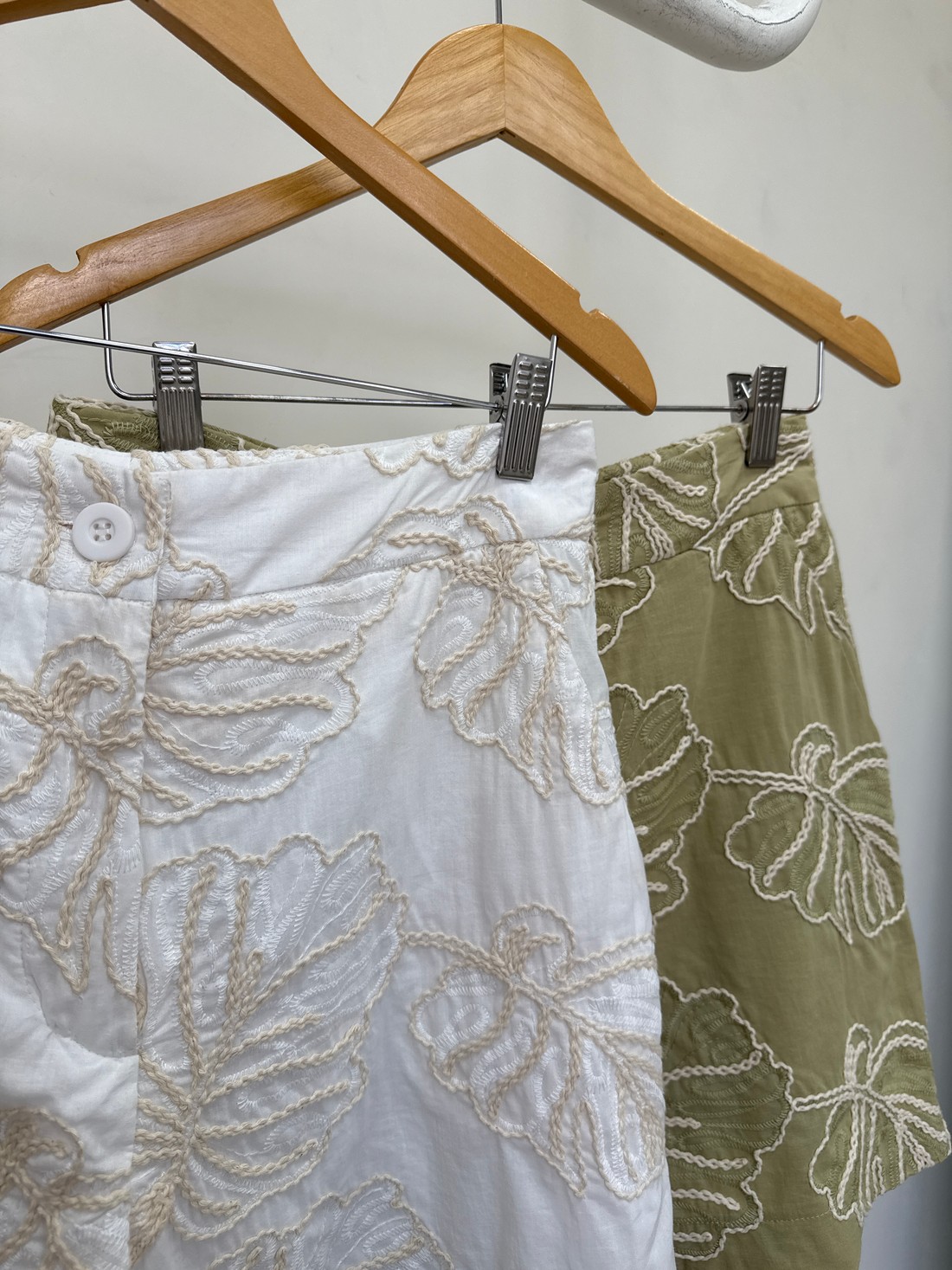 Shorts com Bordado Iris