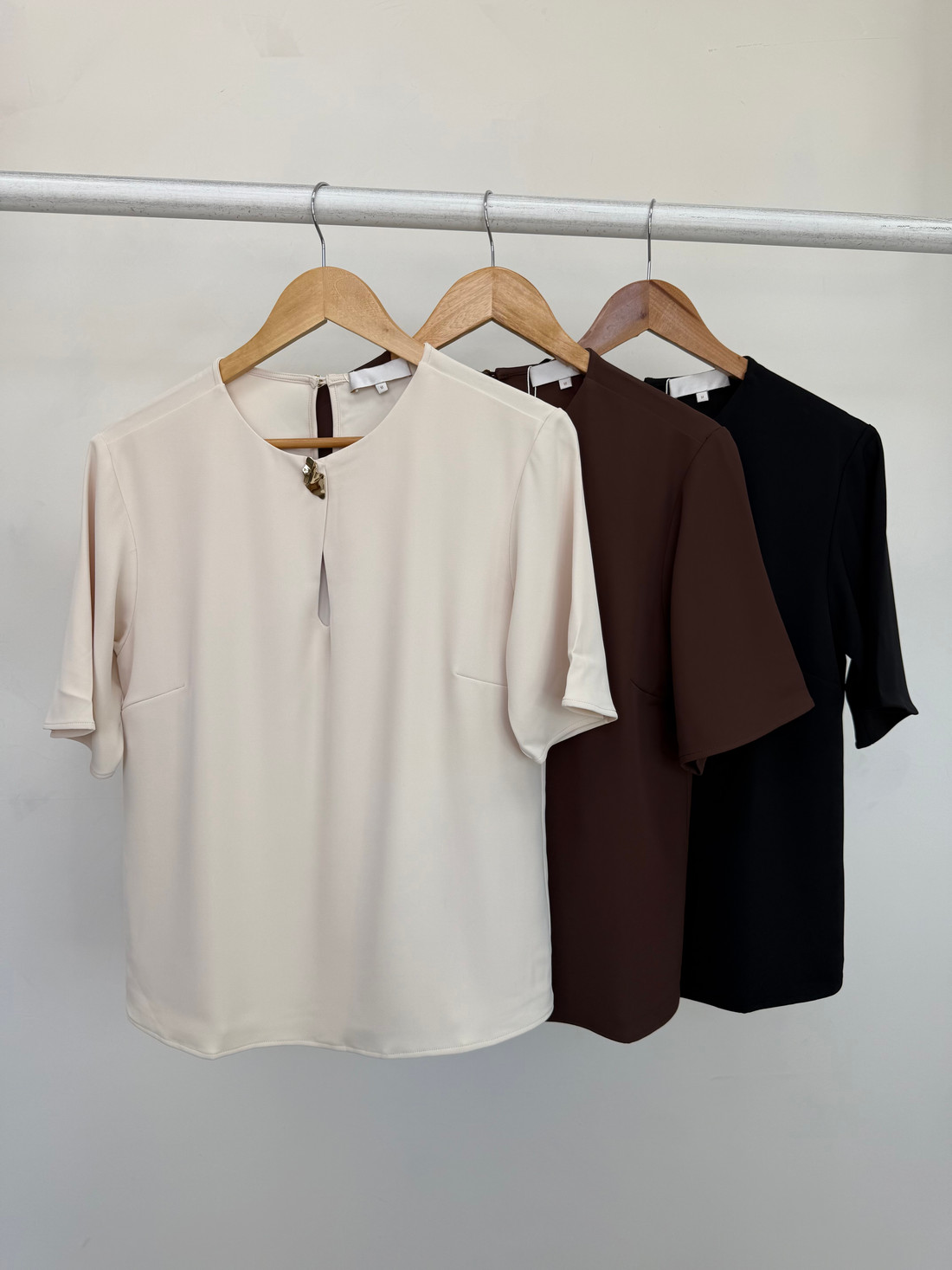 Blusa com Decote em Crepe Laura Blusa com Decote em Crepe Laura