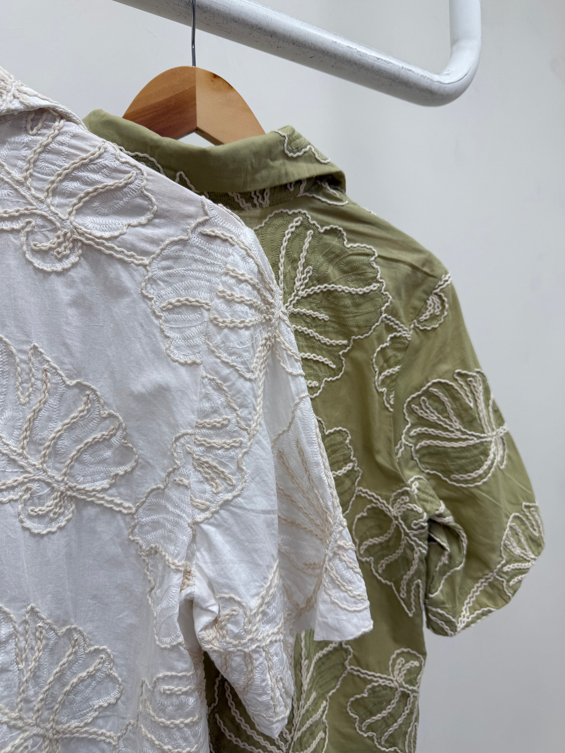 Camisa com Bordado Iris