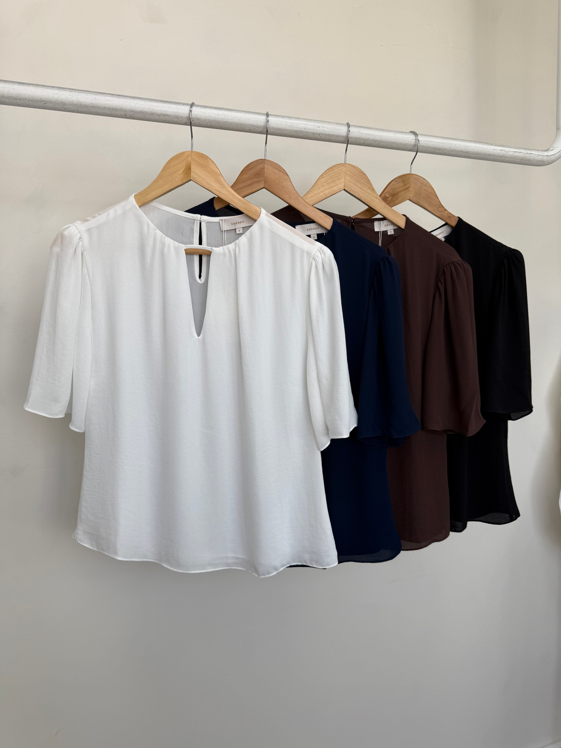 Blusa com Decote V em Crepe Diana Blusa com Decote V em Crepe Diana