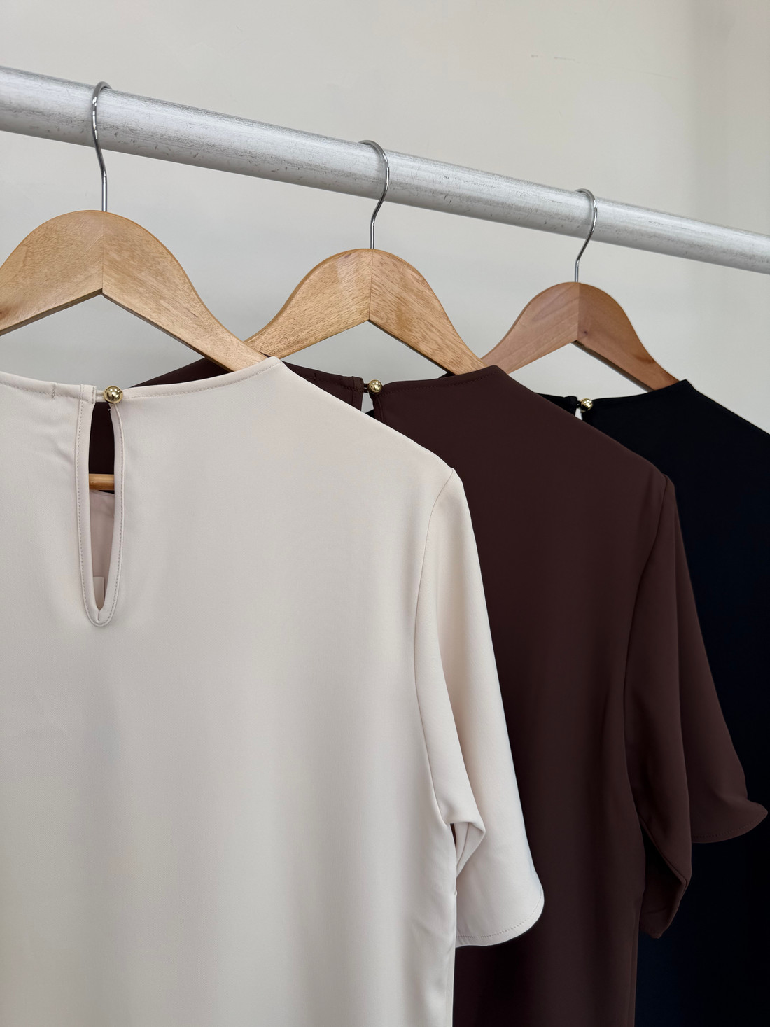 Blusa com Decote em Crepe Laura Blusa com Decote em Crepe Laura