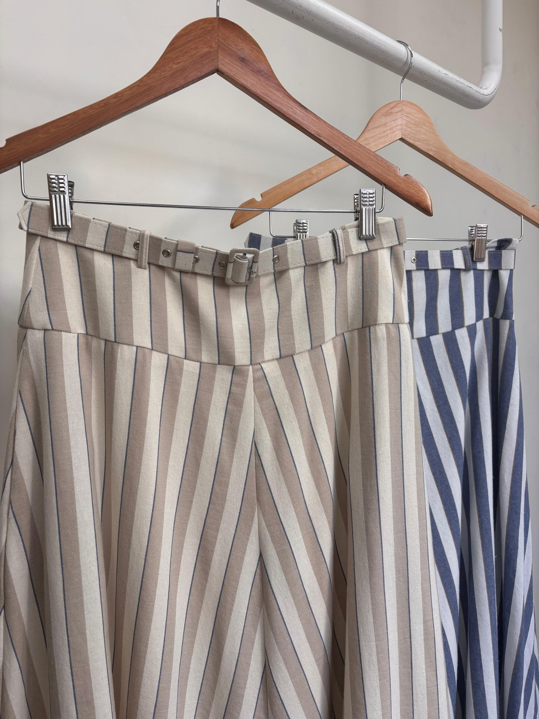 Saia Listrada com Cinto Larissa Saia Listrada com Cinto Larissa