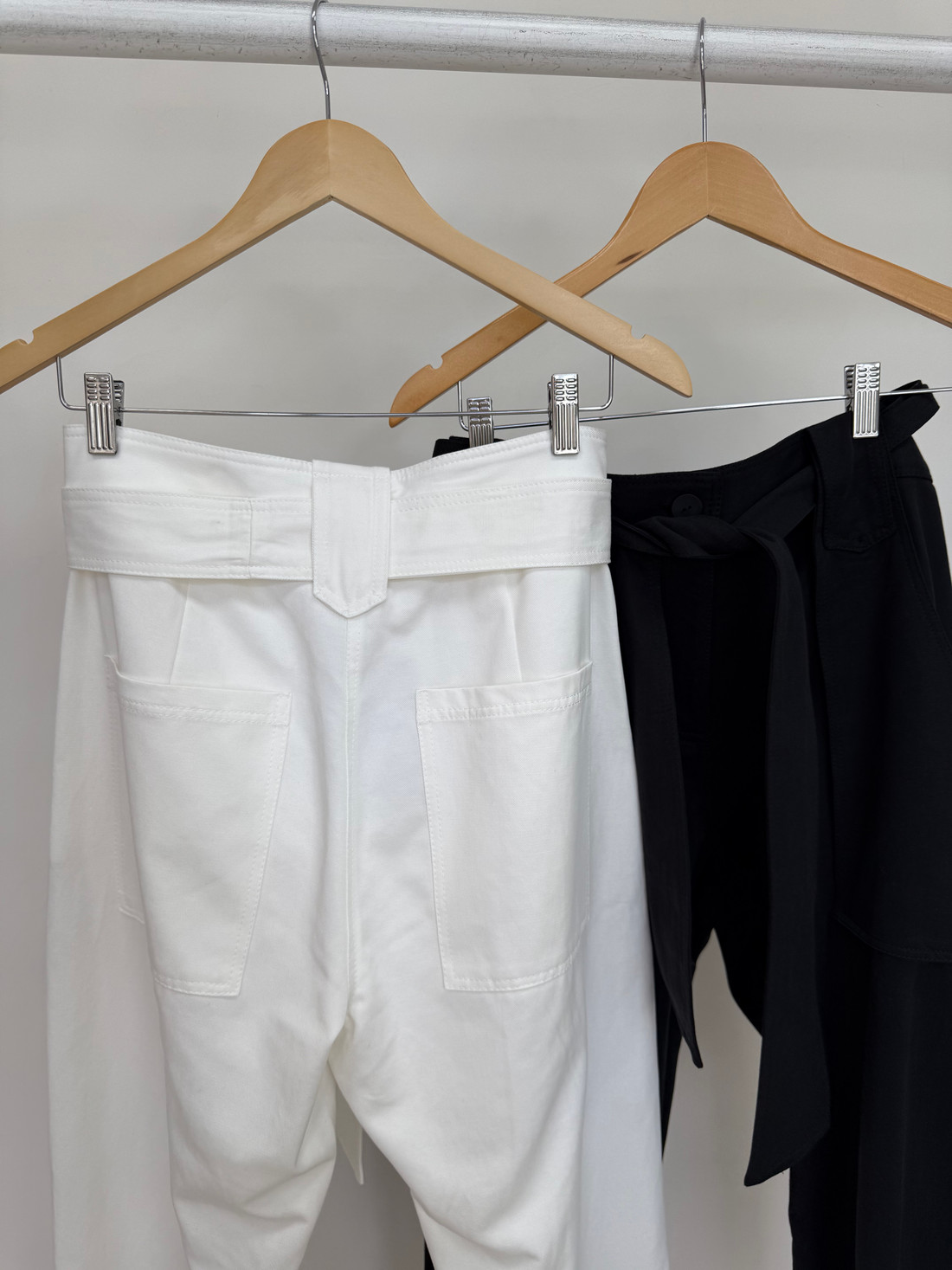 Calça em sarja com faixa Dandara Calça em sarja com faixa Dandara