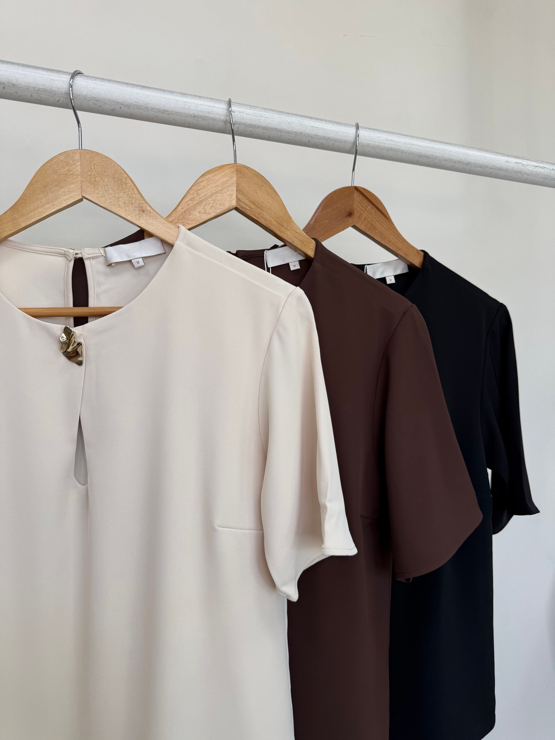 Blusa com Decote em Crepe Laura Blusa com Decote em Crepe Laura