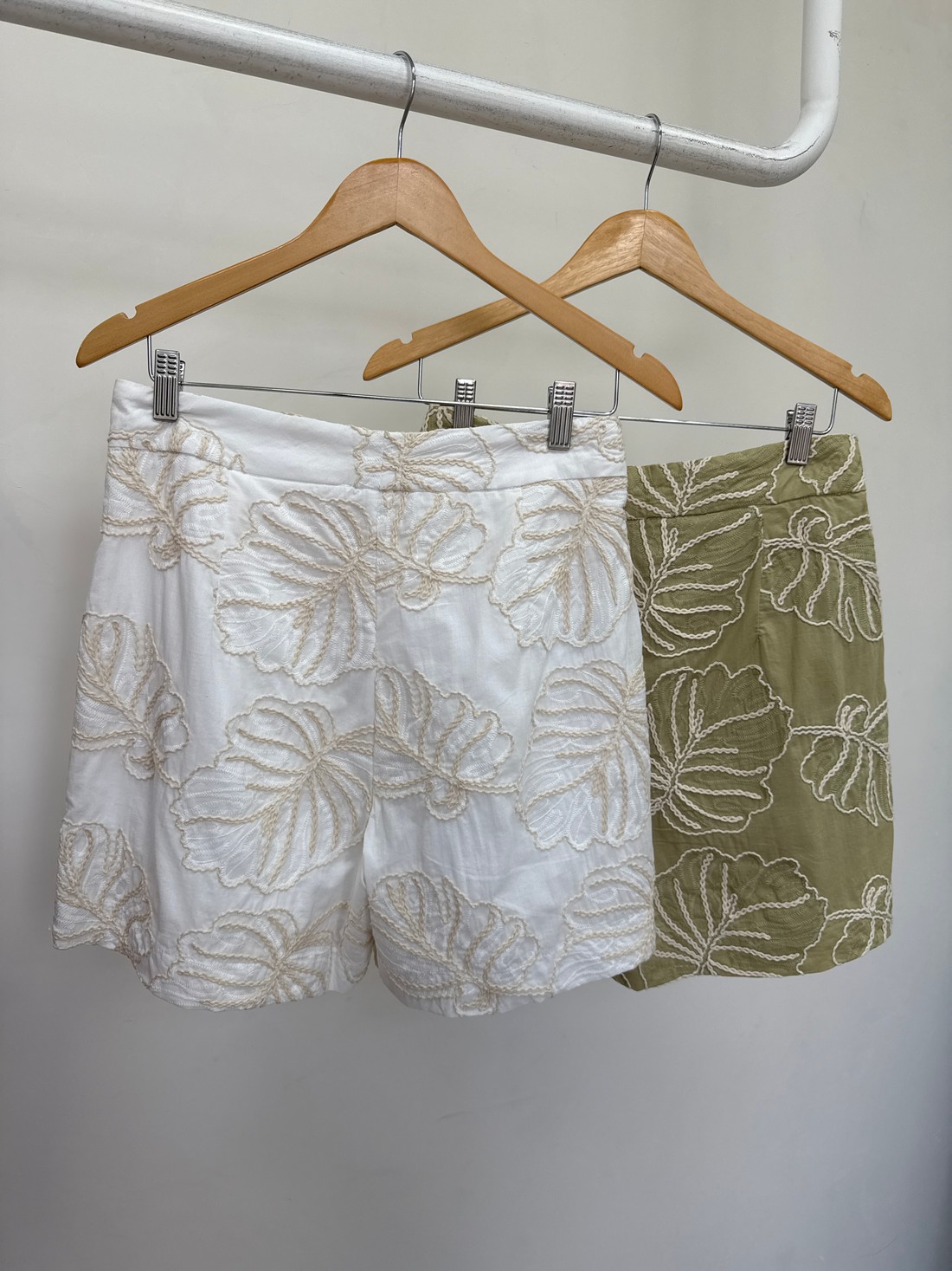 Shorts com Bordado Iris