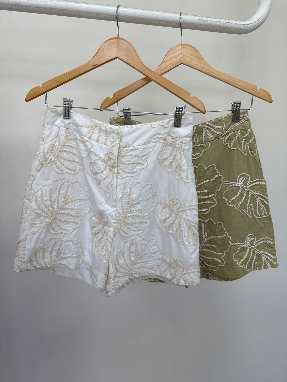 Shorts com Bordado Iris