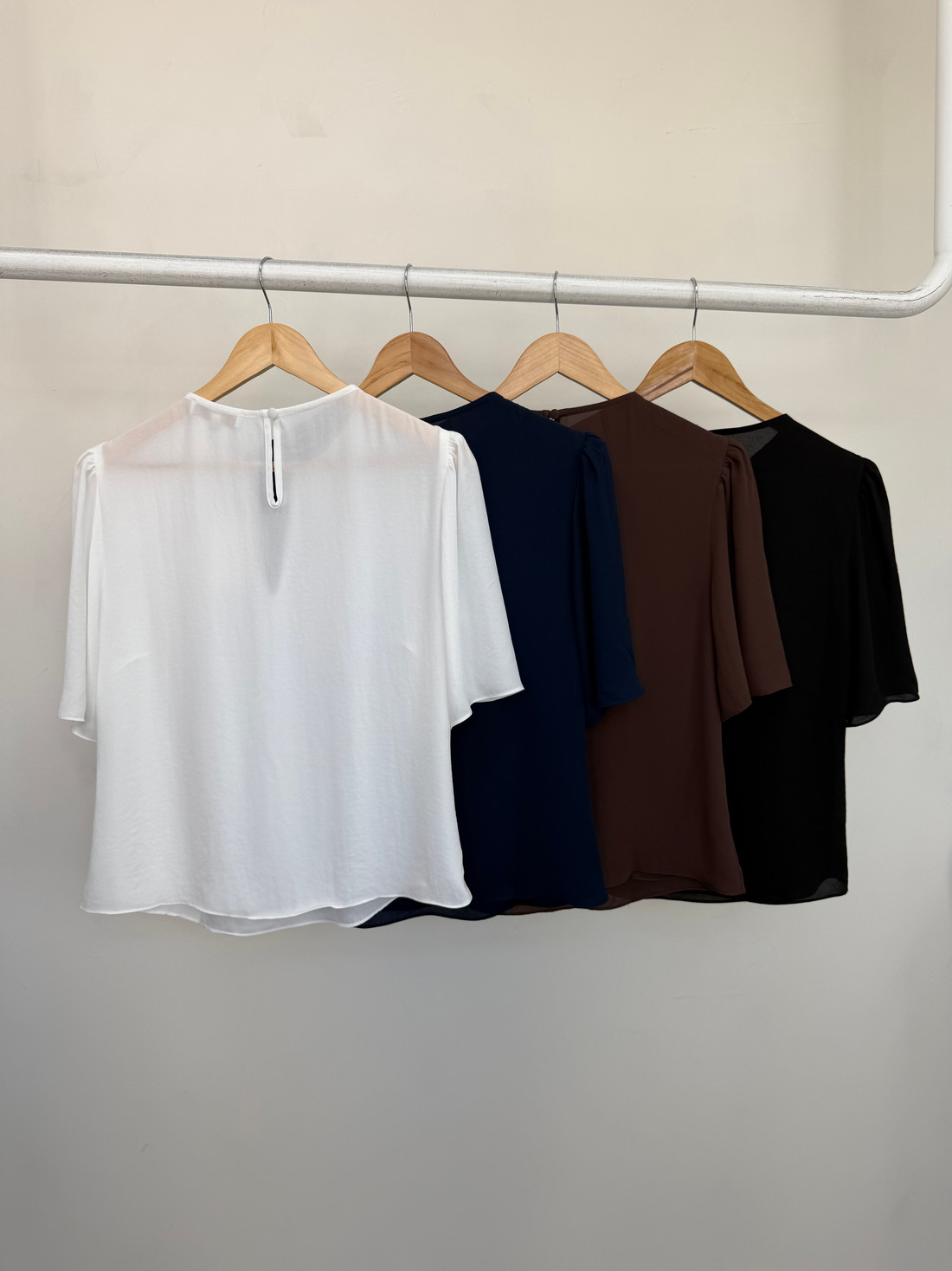 Blusa com Decote V em Crepe Diana Blusa com Decote V em Crepe Diana