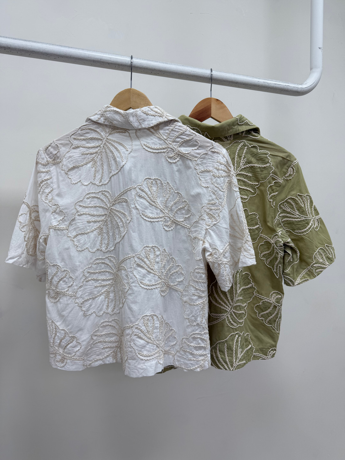 Camisa com Bordado Iris