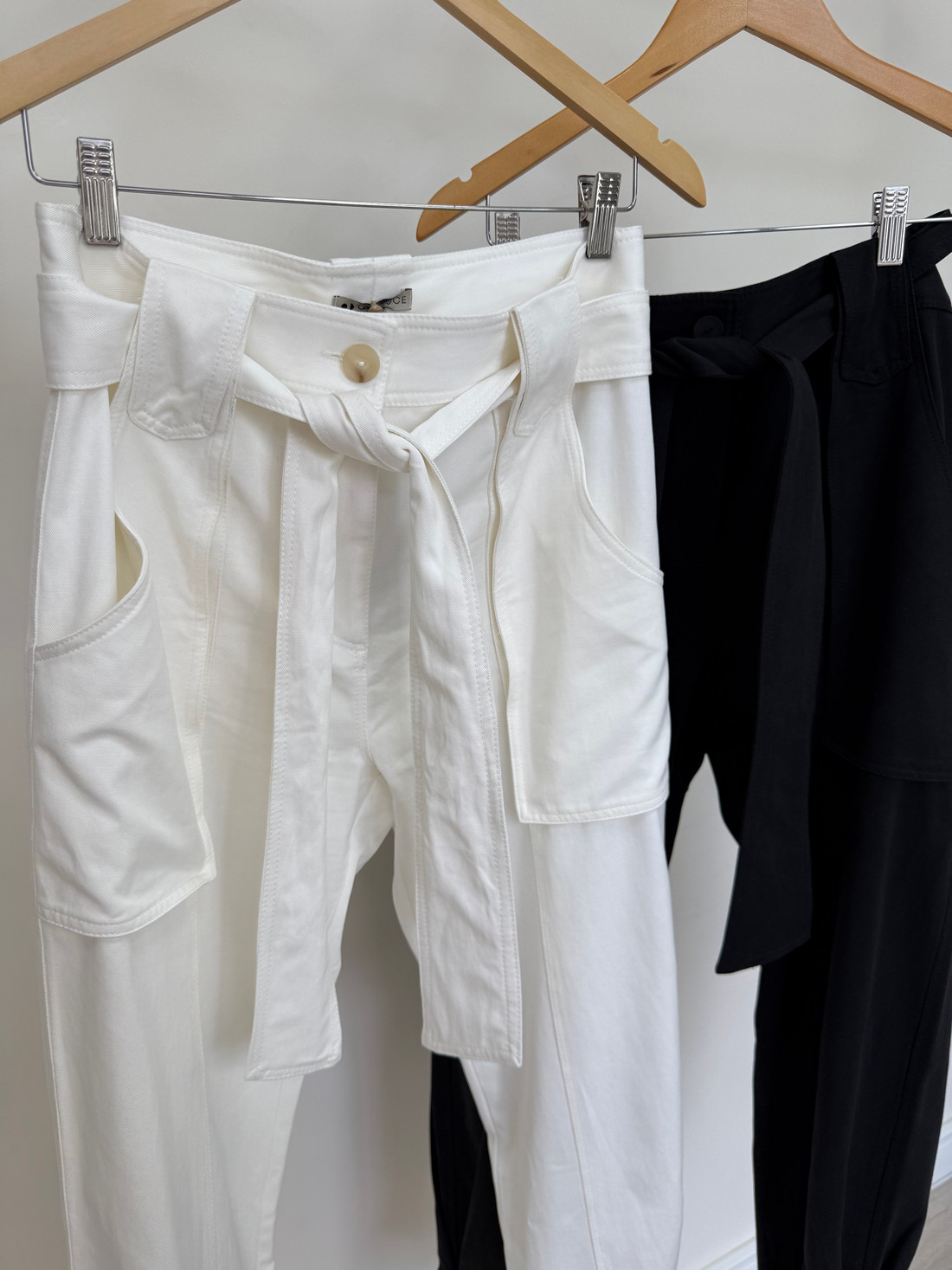 Calça em sarja com faixa Dandara Calça em sarja com faixa Dandara