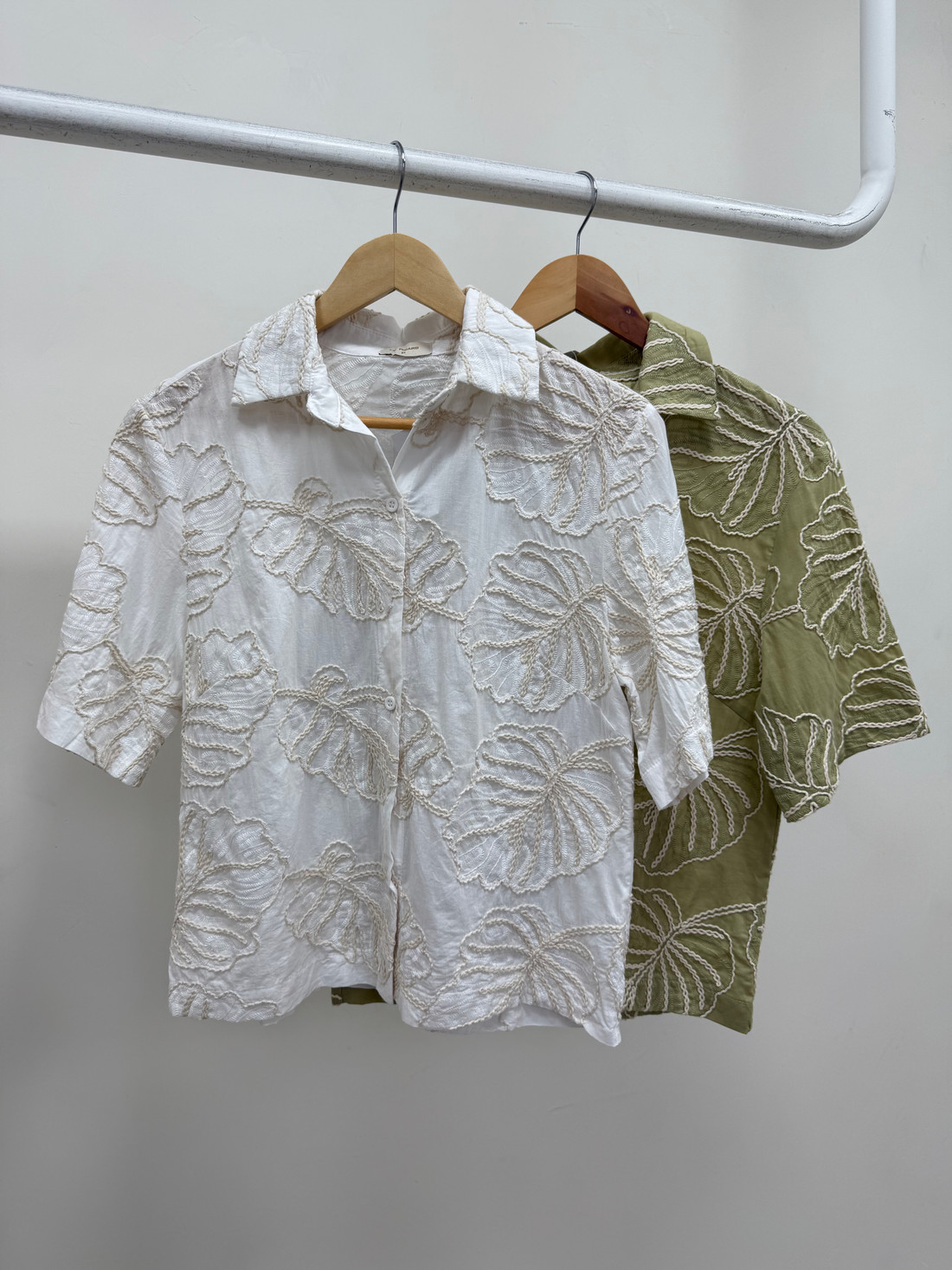 Camisa com Bordado Iris