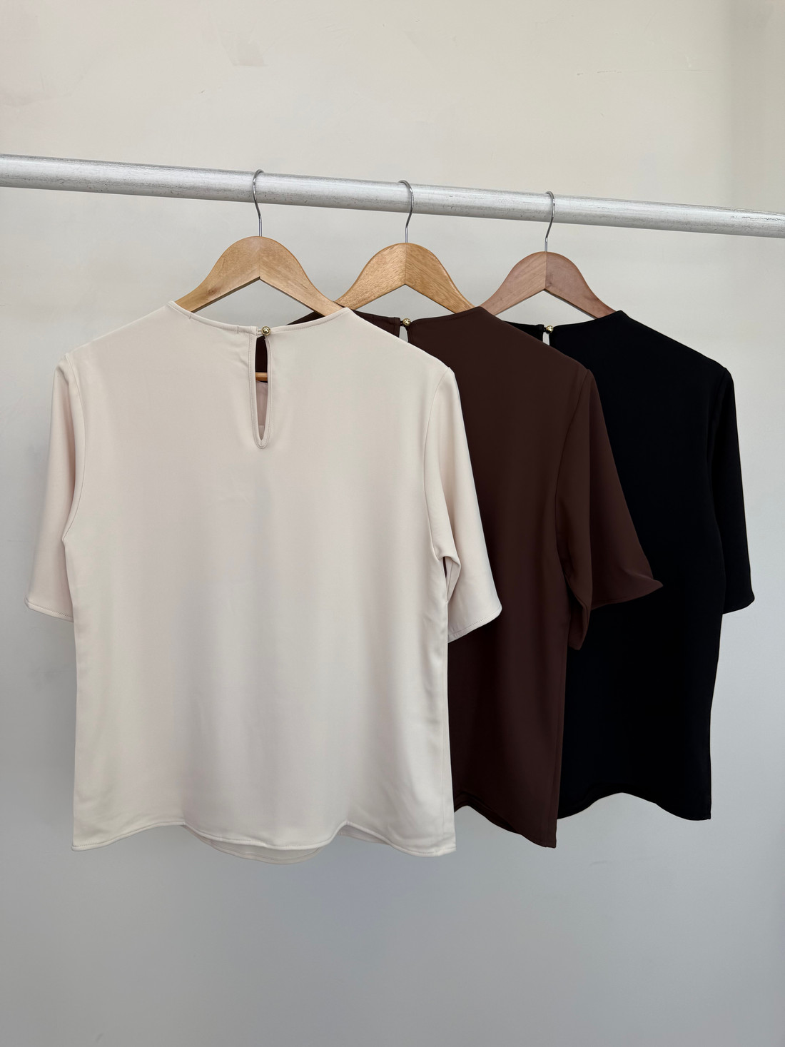 Blusa com Decote em Crepe Laura Blusa com Decote em Crepe Laura