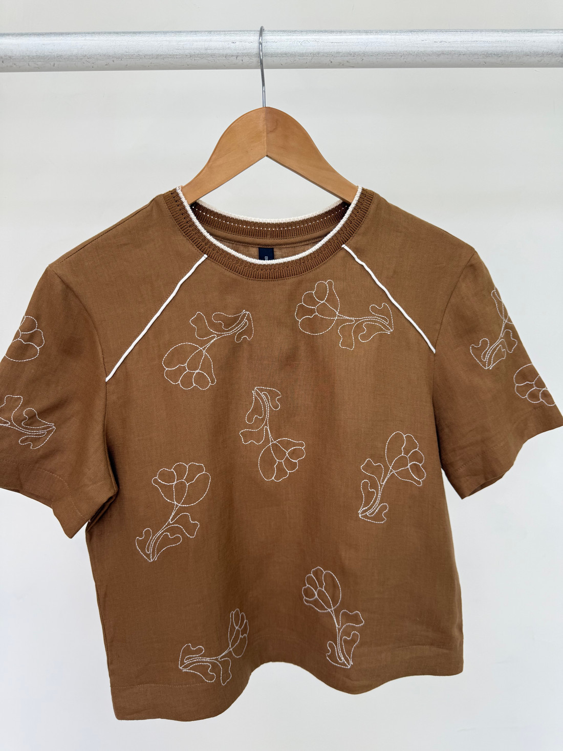 Blusa de Linho Bordada Serena