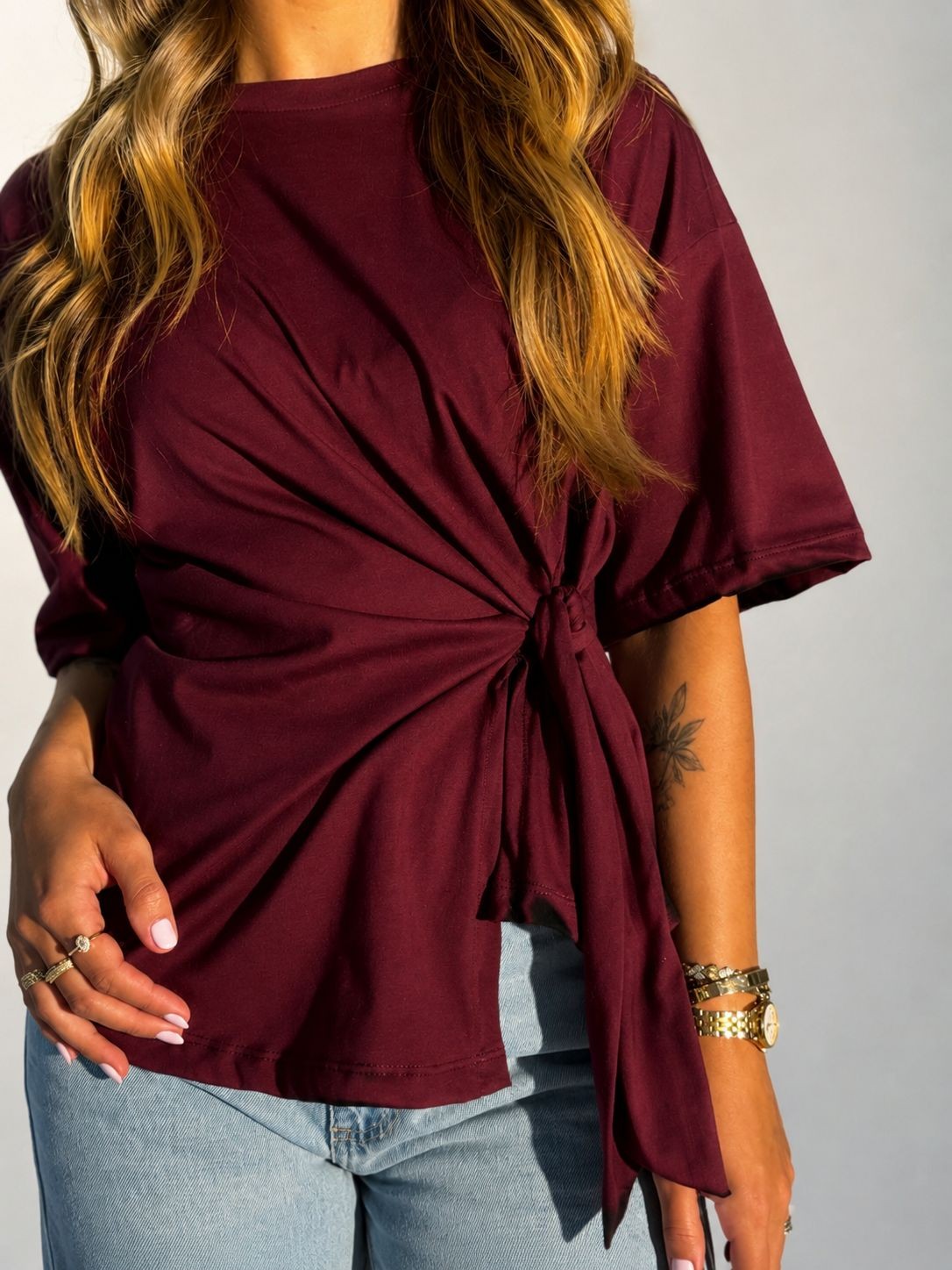 T-shirt Feminina Paloma Detalhe Transpassada Cor Marsala