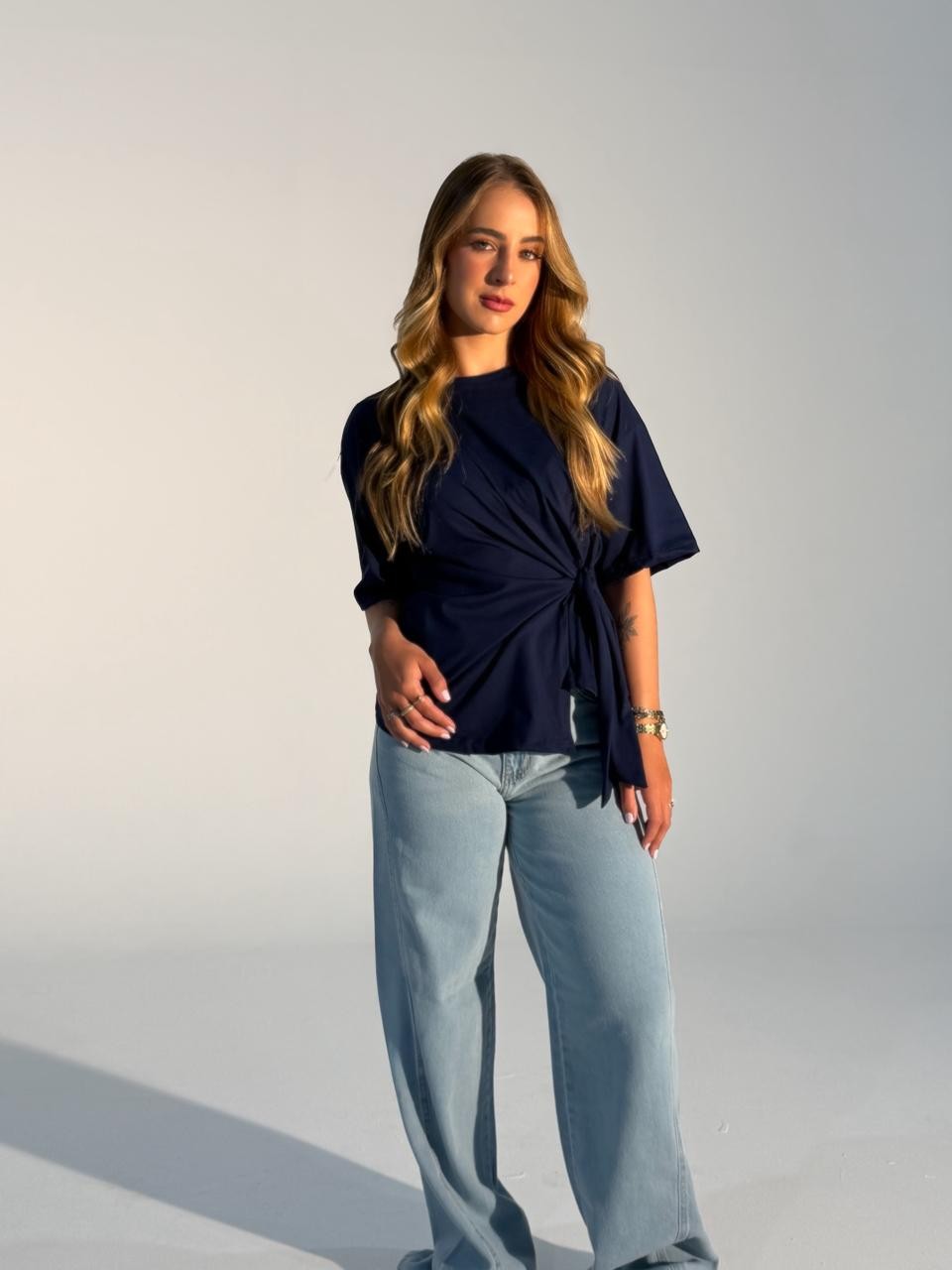 T-shirt Feminina Paloma Detalhe Frontal Transpassado na Cor Azul Marinho