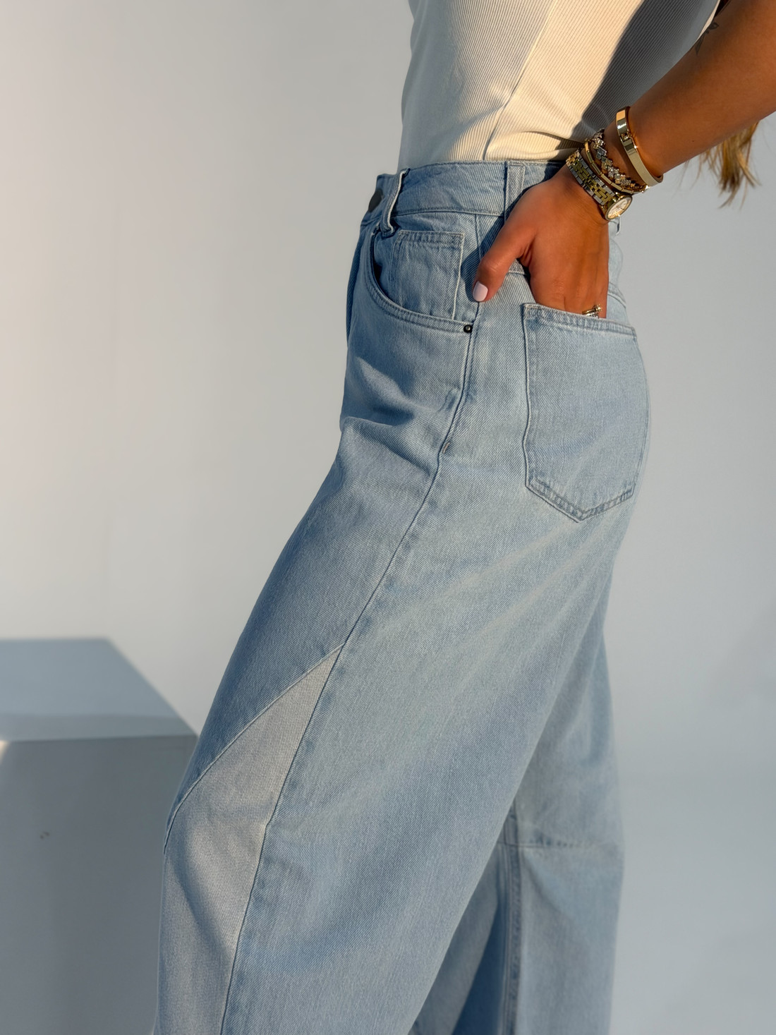 Calça Celeste Jeans Claro Barrel detalhe Lateral Calça Celeste Jeans Claro Barrel detalhe Lateral