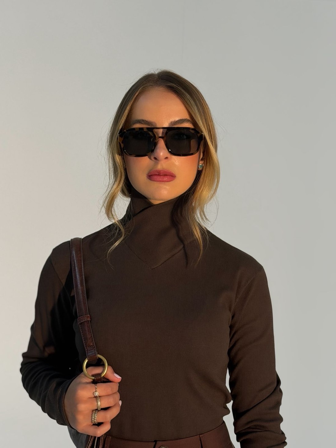 Blusa Lorena Gola Alta Marrom