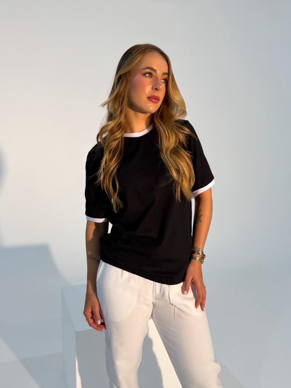 T-shirt Feminina Alice Cor Preta Com detalhe Bicolor